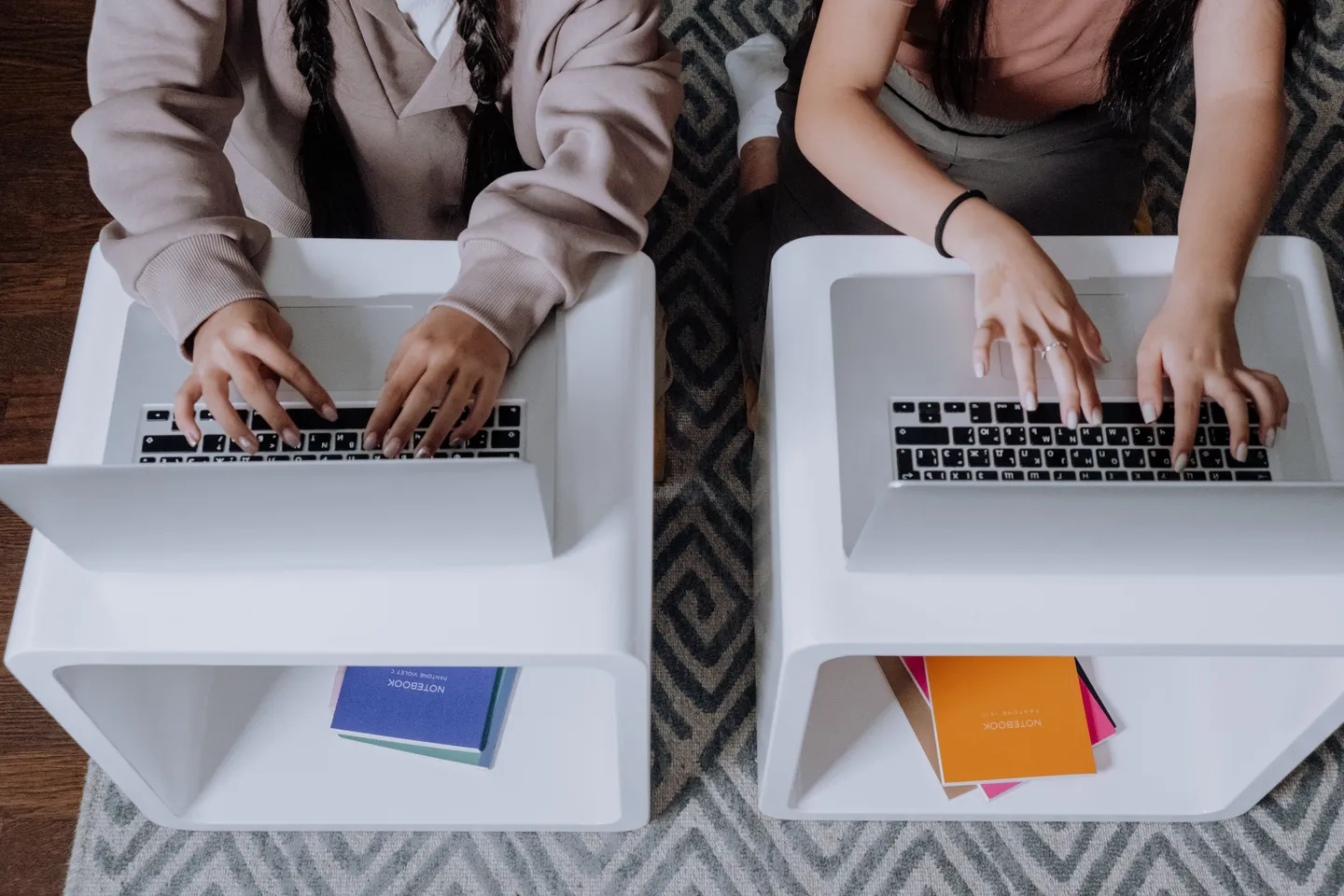 Persone che utilizzano computer portatili a un tavolo.