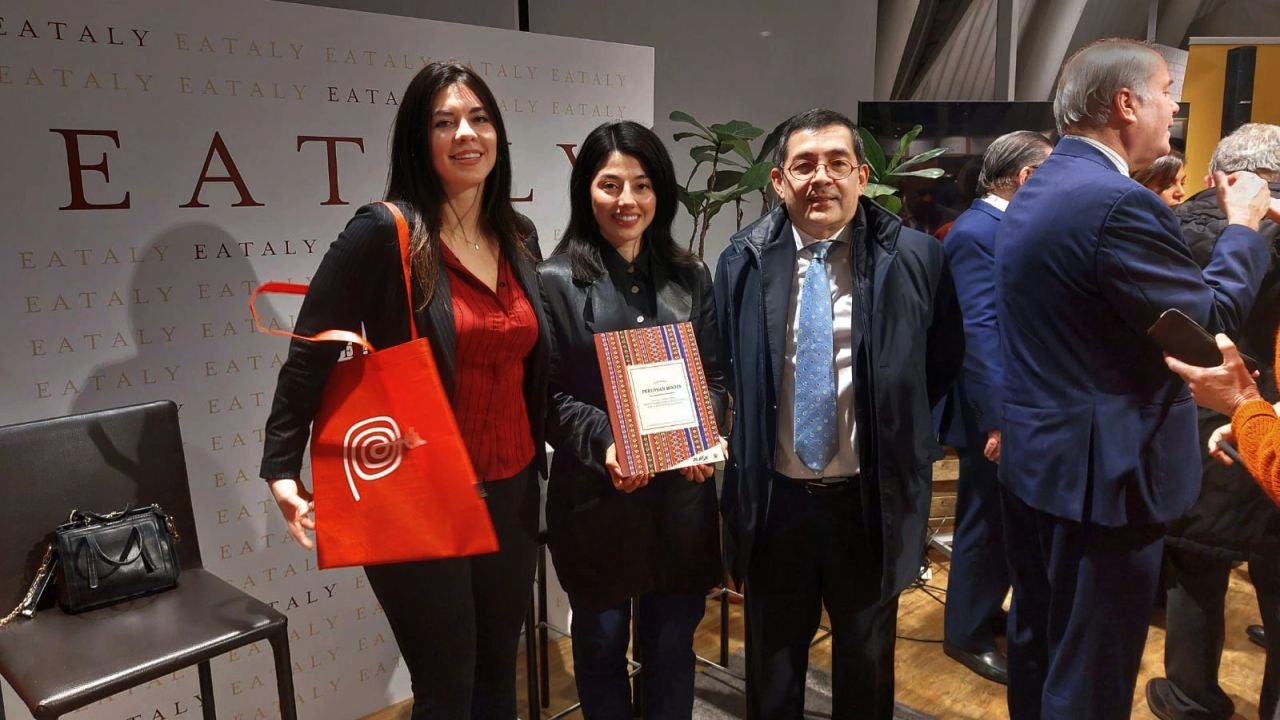 Partecipanti alla serata con il ricettario Peruvian Roots.