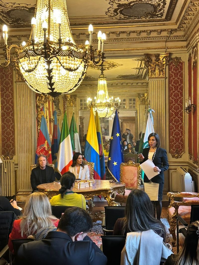Un intervento durante il workshop, con il pubblico seduto nella sala.